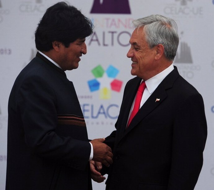 Bolivian President Evo Morales (L), is welcomed by Chilean President Sebastian P