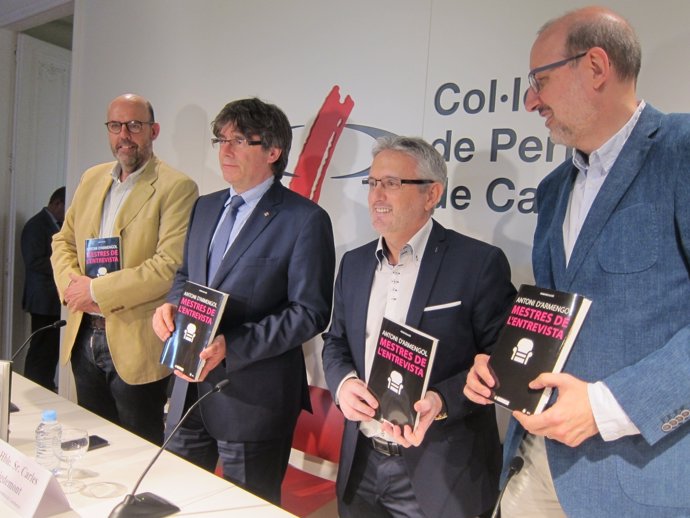 C. Puigdemont amb els periodistes J. Vaig bastar, A. D'Armengol i A. Bassas