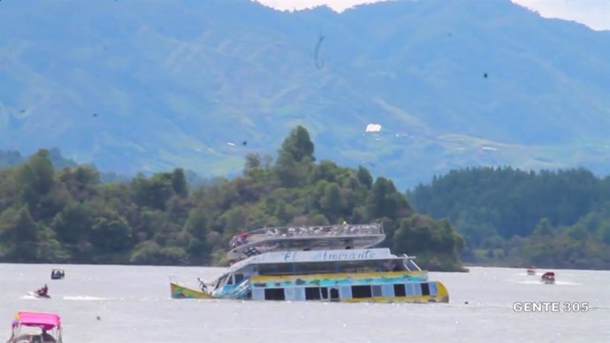 Hundimiento de una embarcación en Guatapé (Colombia)