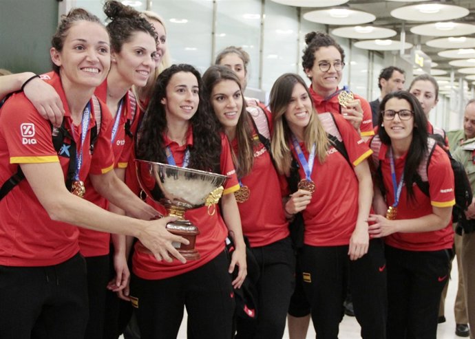 Aplausos y vítores para recibir a la selección española femenina de baloncesto