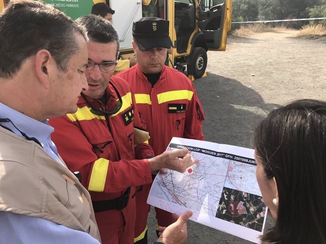 Antonio Sanz visita la zona afectada por el incendio de Moguer (Huelva)