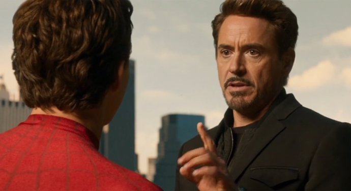 Tony Stark y Peter Parker en Spider-Man: Homecoming