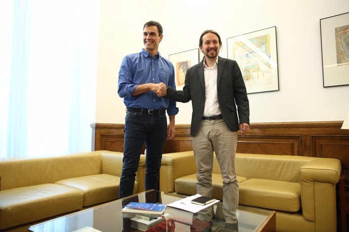 Pedro Sánchez i Pablo Iglesias es reunixen en el Congrés