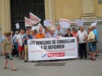 Una veintena de afiliados de la FPJ-CCOO se concentra en Valladolid por la recuperación de las pensiones