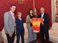 Ceniceros felicita a Sheyla Gutiérrez por ganar el campeonato de España en ruta
