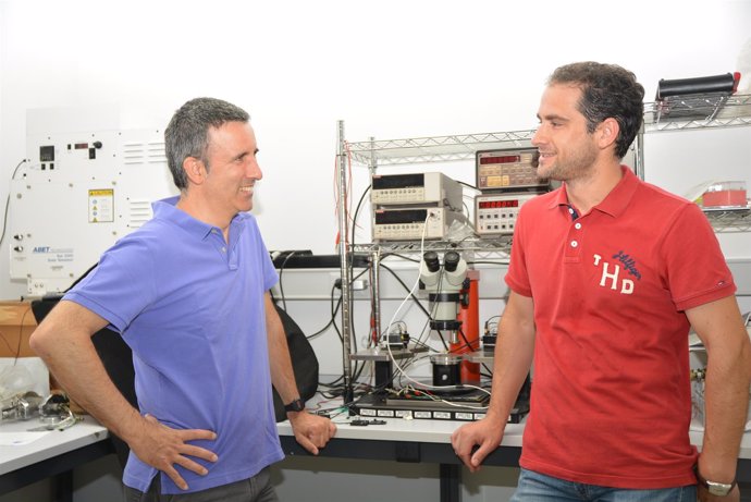 Antonio Urbina (izquierda) y Javier Prior, en un laboratorio