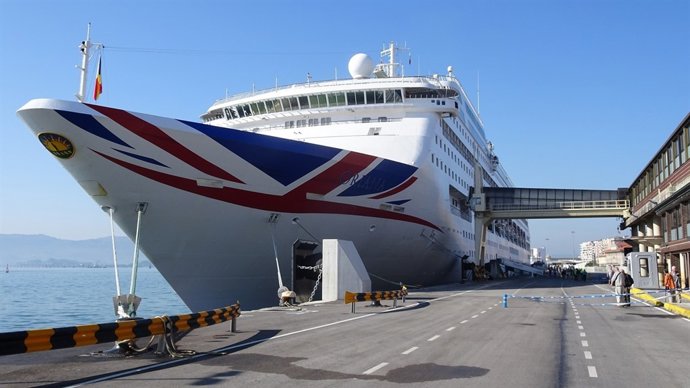El crucero durante su visita a Santander                