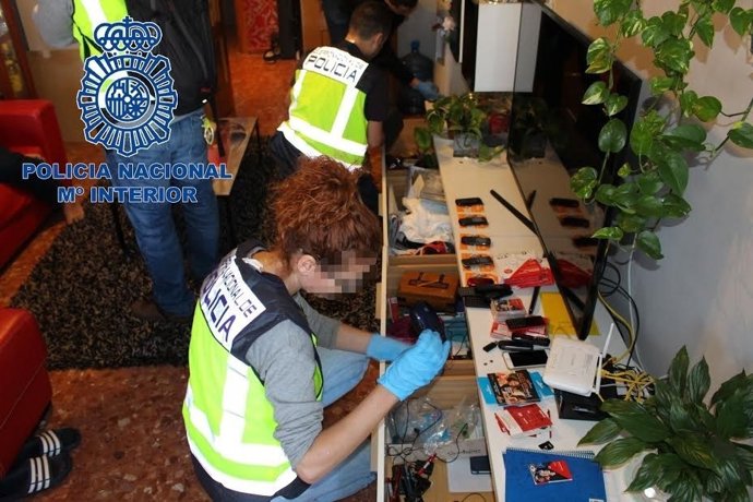 La Policia desarticula una xarxa que traficava amb telèfons mòbils d'alta gamma 