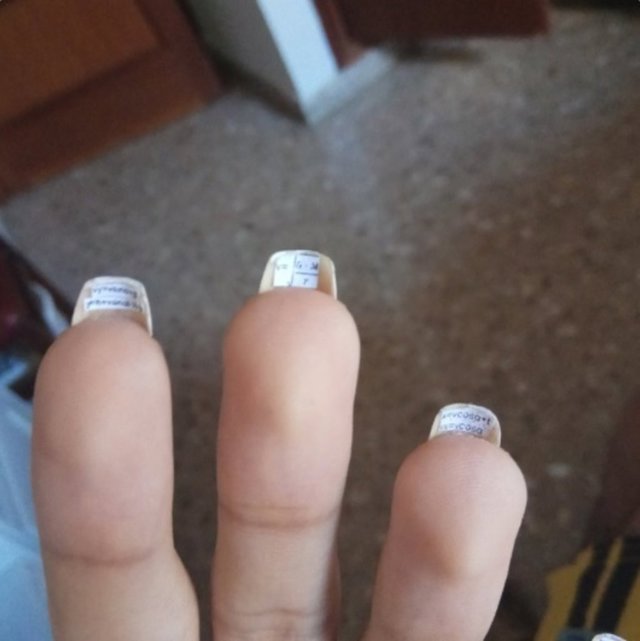 Un estudiante esconde una 'chuleta' bajo las uñas