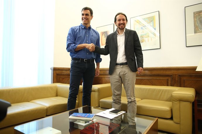 Pedro Sánchez i Pablo Iglesias es reuneixen en el Congrés