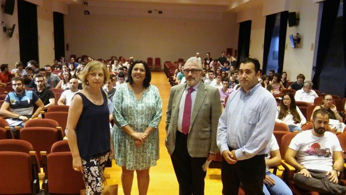 Amo (centro) en la inauguración del encuentro