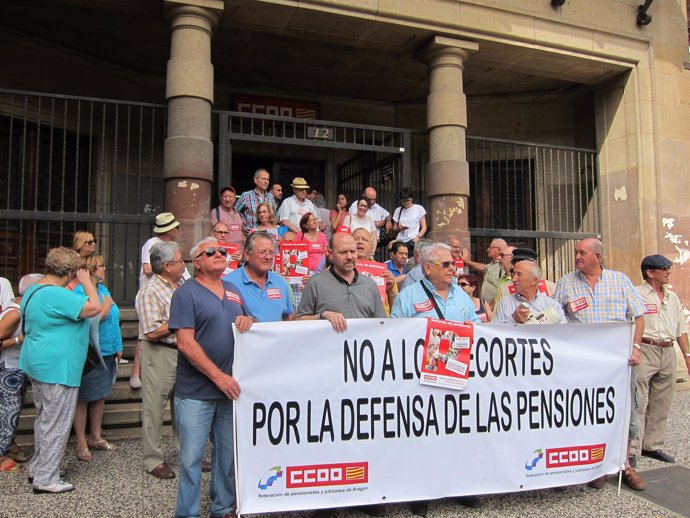 Concentración de jubilados y pensionistas en defensa de las pensiones en CCOO