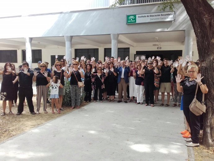 Asistentes a la concentración del centro Diamantino Costa.