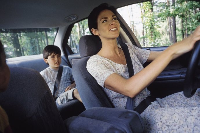 Niño y madre en coche