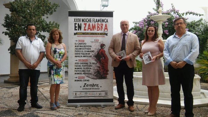 Antonio Ruiz (centro) en la presentación de la XXIV Noche Flamenca de Zambra