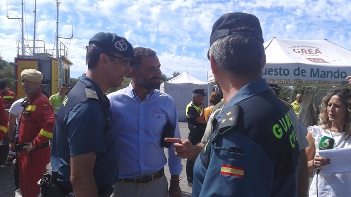 Gustavo Cuéllar agradece su labor a agentes de la Guardia Civil. 