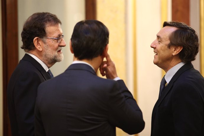 Rajoy hablando con Rafael Hernando y Fernando Martínez Maillo