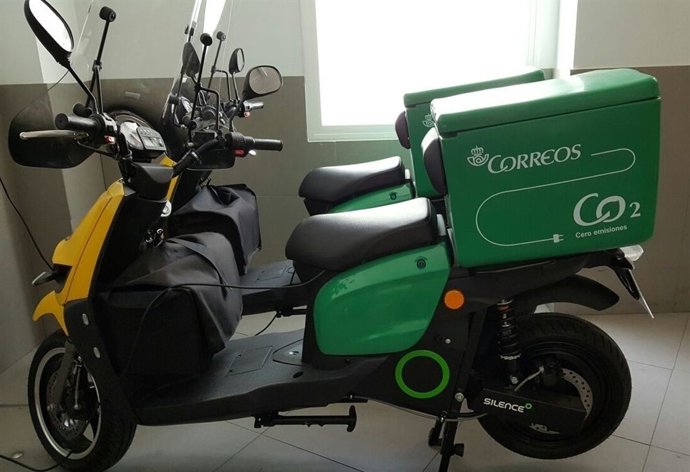 Nuevas motos eléctricas incorporadas a la flota de Correos de Andalucía.