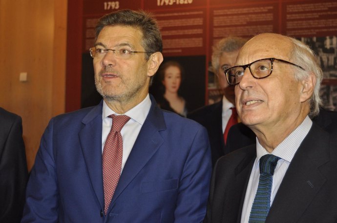El ministro de Justicia, Rafael Catalá, con José María Aguirre (Ibercaja).