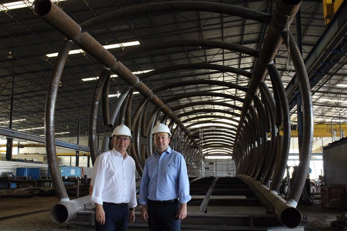 Huertas y el alcalde de San Juan inspeccionan la pasarela.