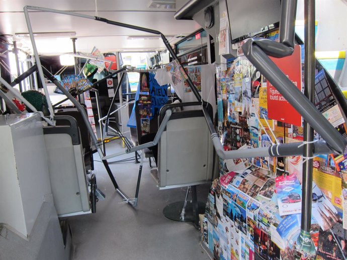 Interior de la exposición móvil 'El estado turístico' en un Bus Turístic