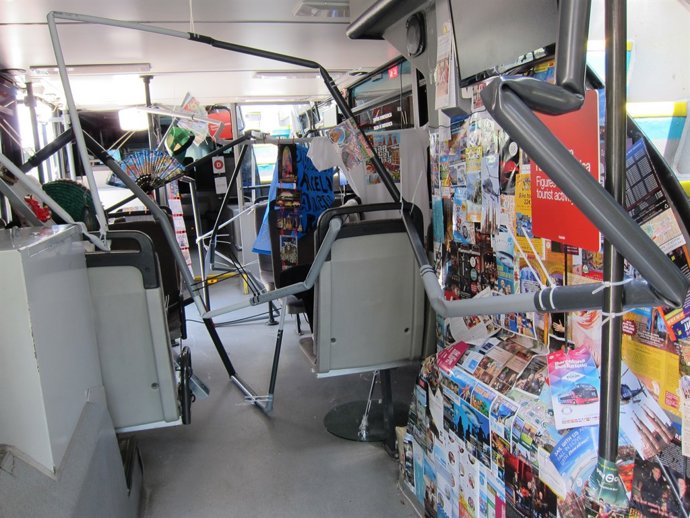 Interior de l'exposició mòbil 'L'estat turístic' en un Bus Turístic