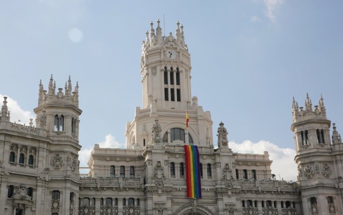 La bandera arcoíris ondea en el Palacio de Cibeles