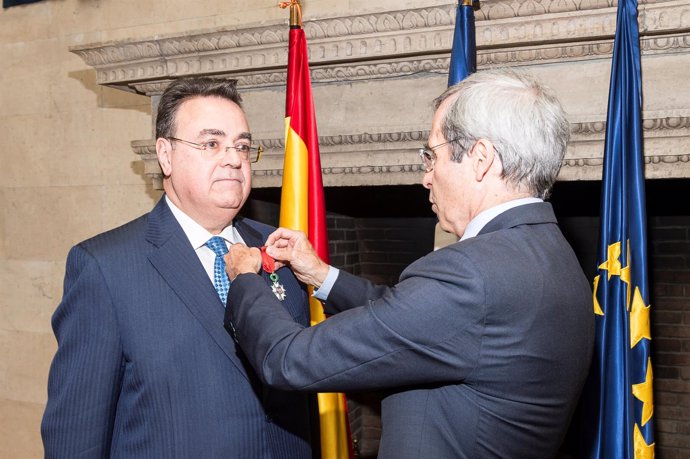 El presidente de Enagás, Antonio Llardén, recibe insignia