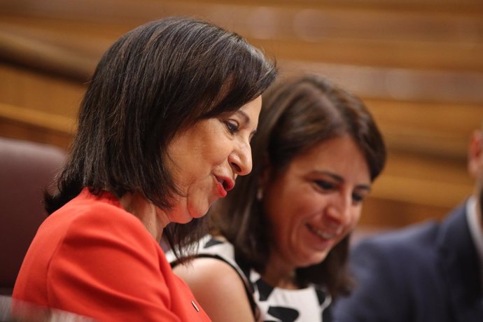 Margarita Robles y Adriana Lastra en la sesión de control en el Congreso