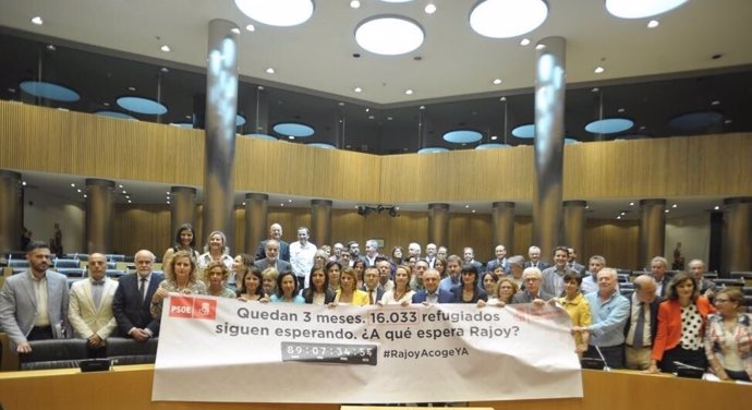 Diputados del PSOE despliegan una pancarta en el Congreso para recordar el compr