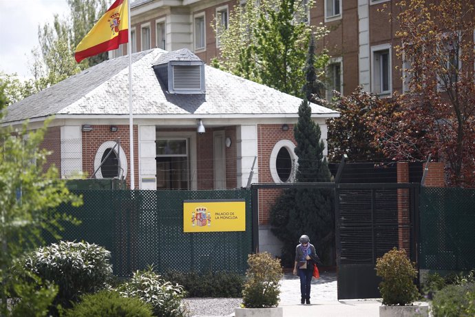 La bandera de España ondea en el Palacio de la Moncloa