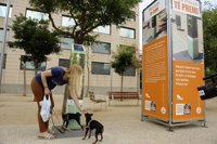 L'Hospitalet ensaya un espacio para las micciones de los perros en la vía pública