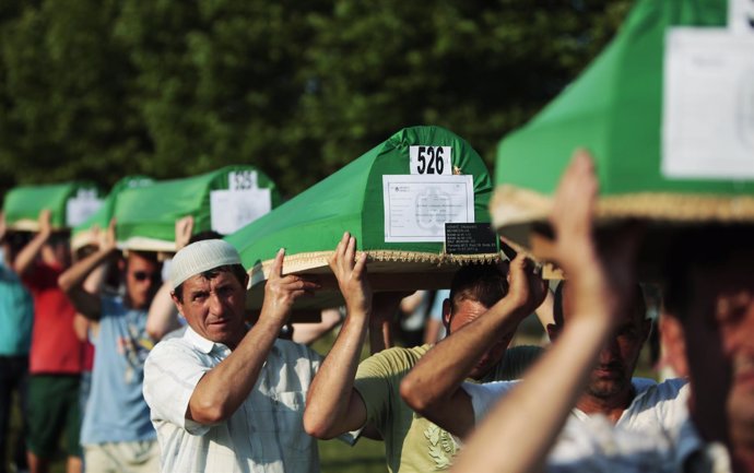 Imagen de archivo del funeral por las víctimas de Srebrenica