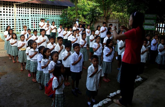 Niños aprenden el himno nacional de Filipinas