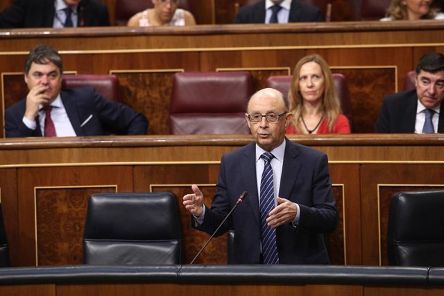 Cristóbal Montoro durante la sesión de control al Gobierno en el Congreso