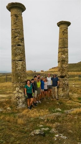 Algunos de los alumnos de la UN en el lugar de la excavación