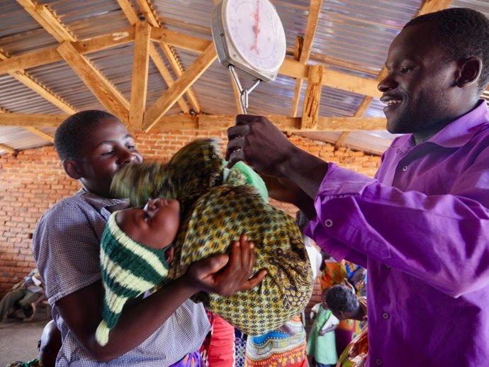 Voluntario pesa a un niño en Malaui