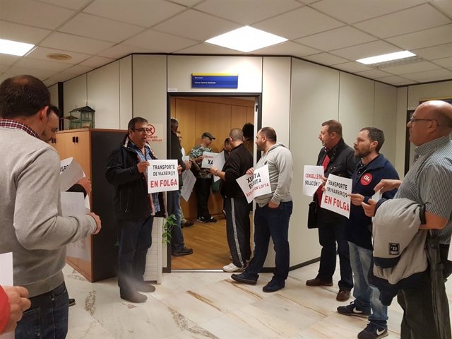 Un piquete de la huelga de autobuses ocupa la Dirección Xeral de Mobilidade