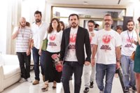 Unidos Podemos lleva claveles rojos y camisetas de la Pasionaria al homenaje a las Cortes Constituyentes