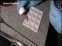 Ocho detenidos por vender drogas de diseño en seis pisos del centro de Barcelona