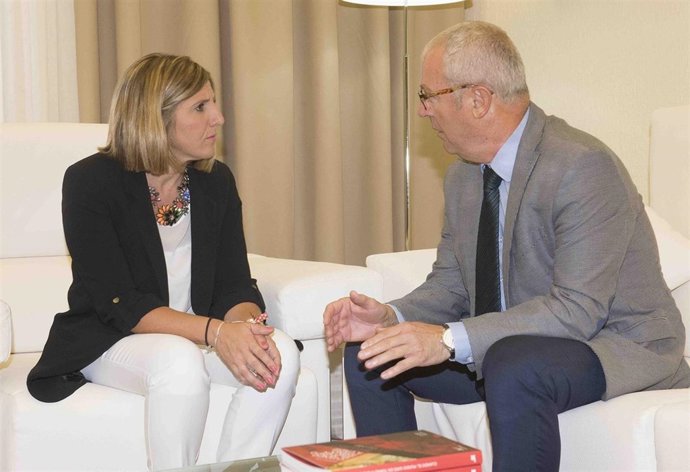 La presidenta de la Diputación de Cádiz con el delegado de la Junta