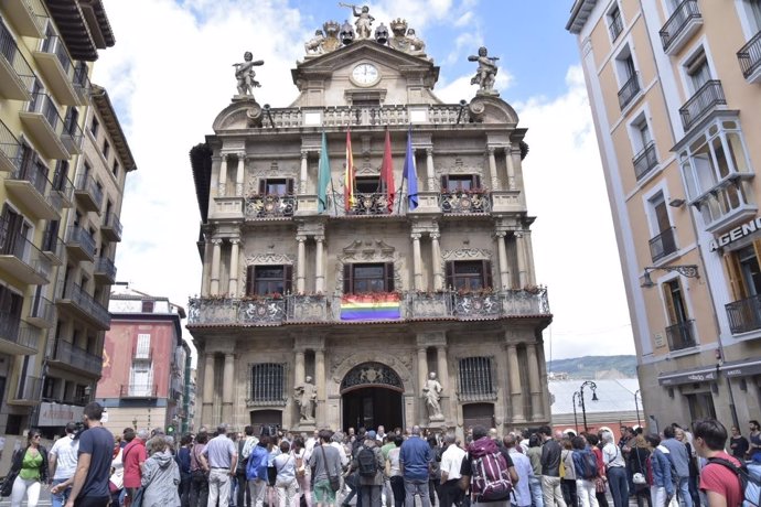 Concentración ante el Ayuntamiento de Pamplona en el Día del Orgullo LGTBI