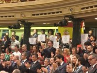 Diputados del PDeCAT muestran carteles con urnas en favor del referéndum ante el Rey en el Congreso