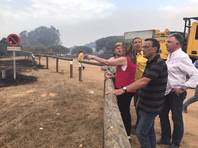 Susana Díaz visita zonas afectadas por el incendio de Moguer (Huelva)