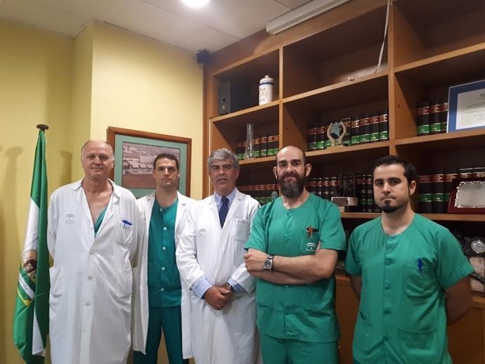 Médicos del Juan Ramón Jiménez realizan la primera hepatectomía.