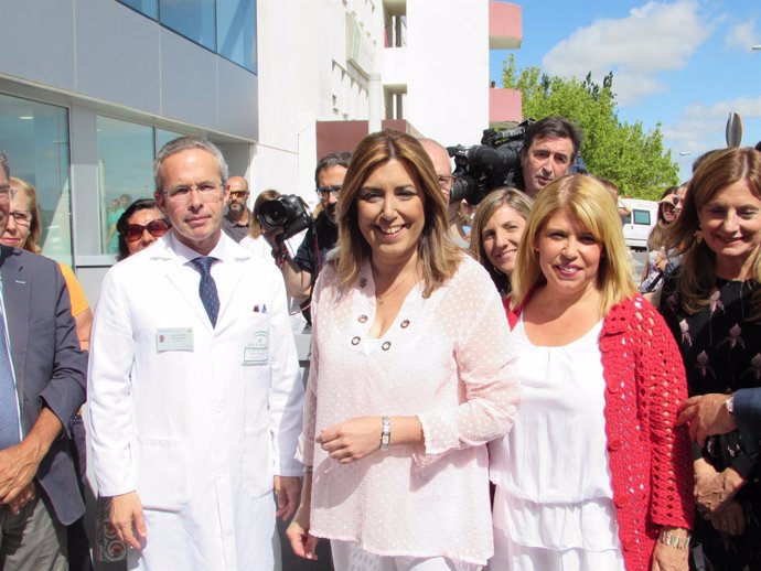 Susana Díaz con Mamen Sánchez y el director del hospital                    