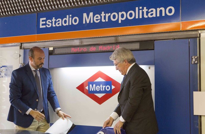 Rollán y Cerezo en la estación Estadio Metropolitano