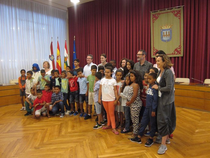 Gamarra y los portavoces municipales, con los niños saharauis