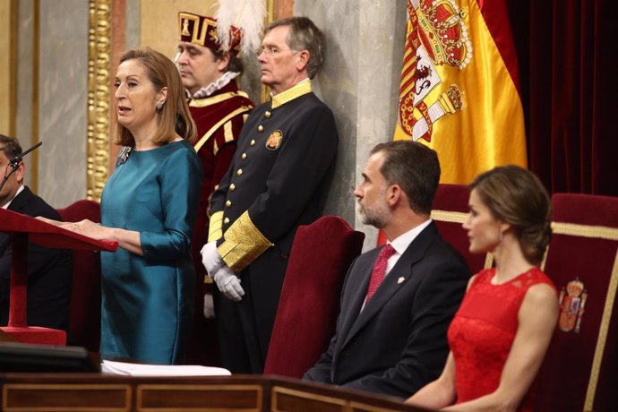 Ana Pastor y los Reyes en el acto por el 40 aniversario de las elecciones