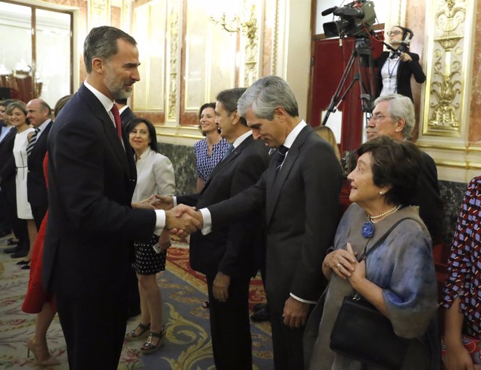 El Rey saluda a Adolfo Suárez Illana